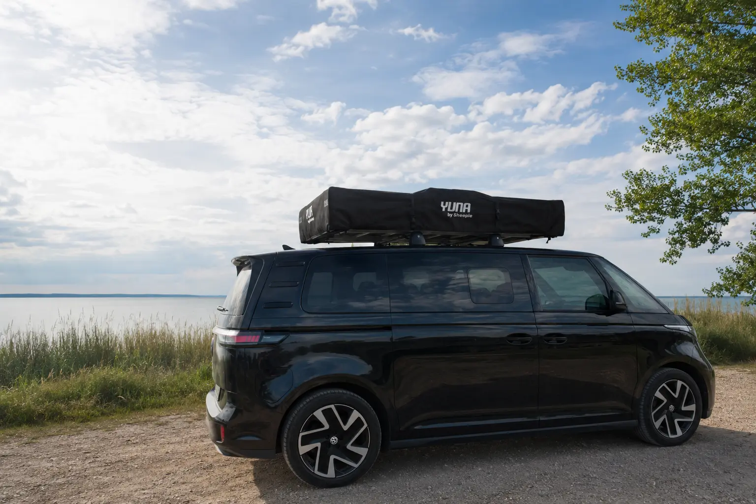 Für die Fahrt geschlossenes Dachzelt